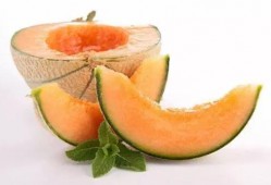 老外吃哈密瓜水果,老外品尝哈密瓜的甜蜜体验