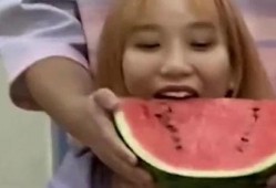 情侣吃瓜,情侣甜蜜吃瓜瞬间