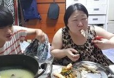 母子炸裂吃瓜,一场温馨又爆笑的家庭盛宴