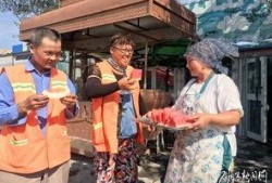 兄弟聚餐吃瓜,瓜香四溢，欢乐时光尽享其中