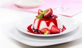 吃瓜博主吃蓝色甜品