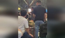 火车上吃瓜女孩,女孩美食之旅引发热议