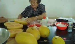 毛猴吃瓜,瓜田里的欢乐食记