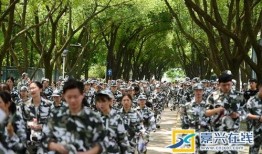 军训吃瓜图片欣赏