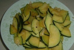 梦见菜园里吃瓜,菜园瓜香，味蕾之旅