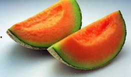 老外吃哈密瓜水果,老外品尝哈密瓜的甜蜜体验