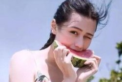 女孩子说吃瓜,女孩们的甜蜜食趣