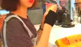 女友吃瓜被抱走