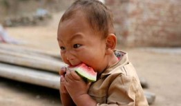 小孩哥吃瓜搞笑