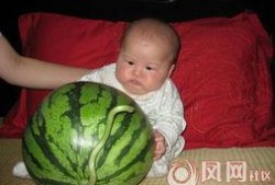 小孩哥吃瓜搞笑