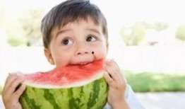 吃瓜还嫌瓜不甜下一句,品味生活，笑对人生