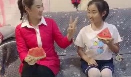 吃瓜母亲和女儿,吃瓜母亲与女儿的温馨日常