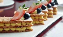 吃瓜博主吃蓝色甜品