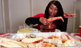 阿姨吃大瓜,品味生活甜蜜滋味