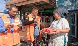 兄弟聚餐吃瓜,瓜香四溢，欢乐时光尽享其中