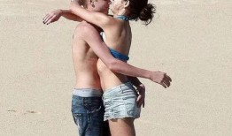 女友吃瓜被抱走