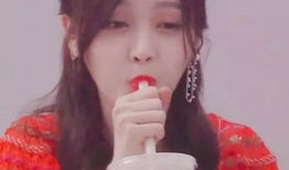 吃瓜美女喝奶茶,美女吃瓜，共享悠闲时光