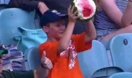 外国男子吃瓜被杀,外国男子意外身亡引发社会关注